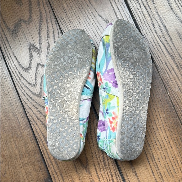 Floral Toms Shoes - Picture 2 of 4